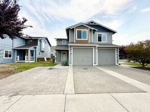 Building Photo - Updated Townhouse in Ellenbsurg