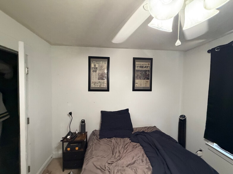 Building Photo - Room in House on Dubois Court