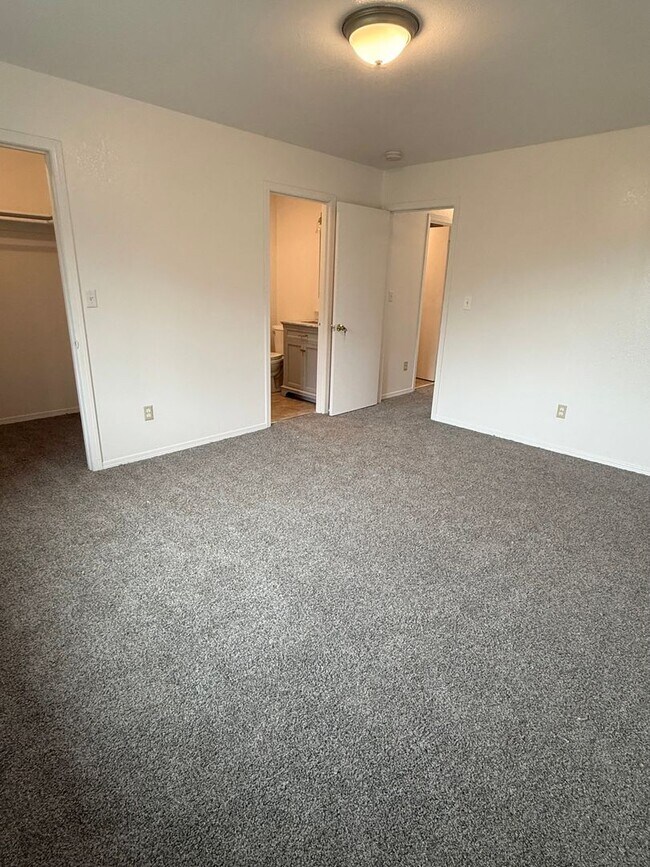 Building Photo - West Anchorage| END UNIT | 3BR 2.5BA | Gar...
