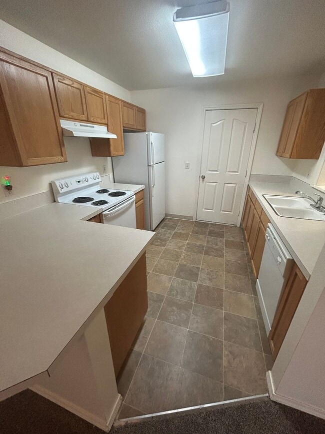 Building Photo - 2 bedrooms 1.5 bathroom with large living ...