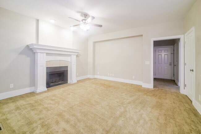 Building Photo - 3073 Essex Dr