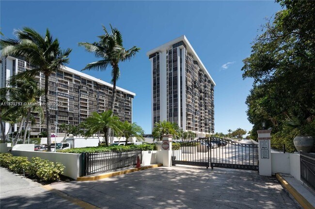 Building Photo - 1925 Brickell Ave