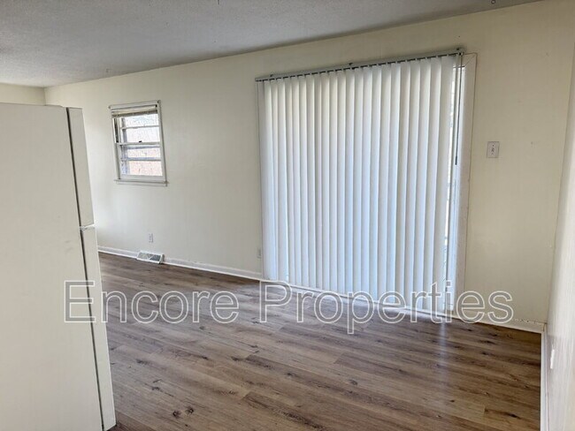 Building Photo - 1502 Larson St