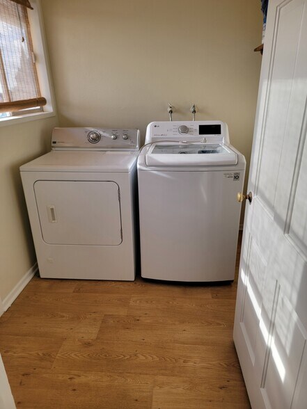 Building Photo - 1136 Larkspur Ln