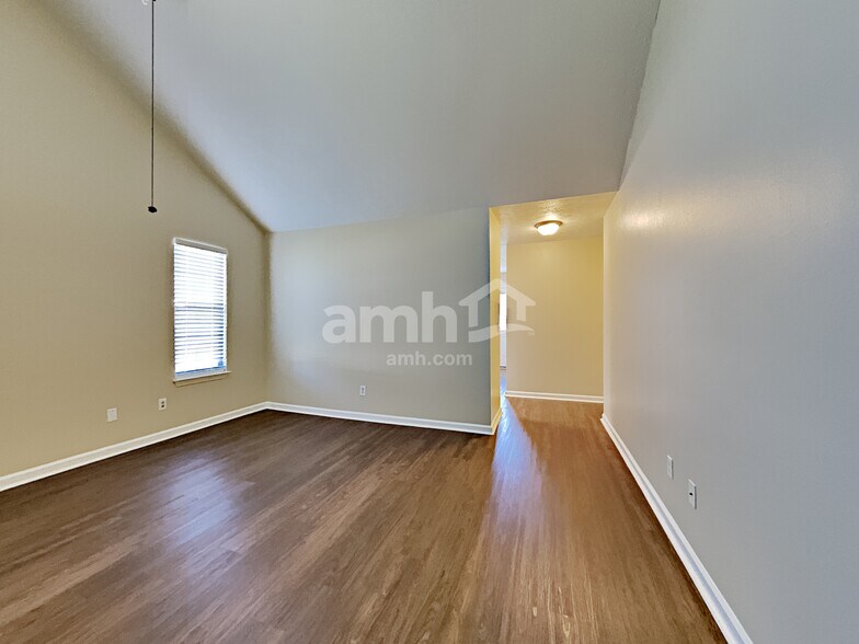 Building Photo - 1633 Jo Ann Dr
