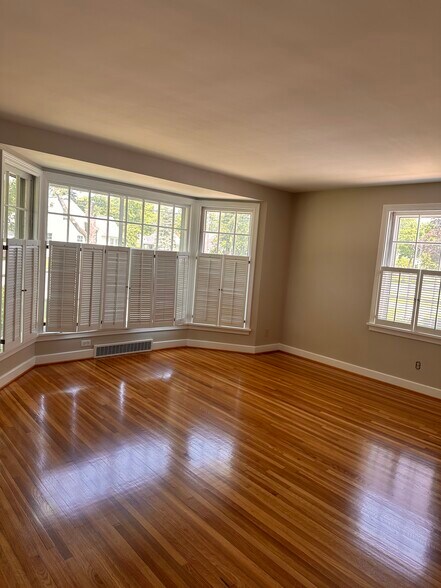 Family Room - 129 Charlotte Ave