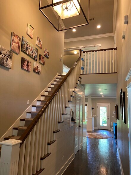 Building Photo - 612 Clinton Cir