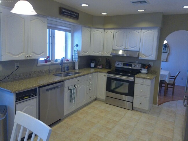 Building Photo - Entertainers Delight Beautiful Pool home Available May 12 to Sept 15, 2026