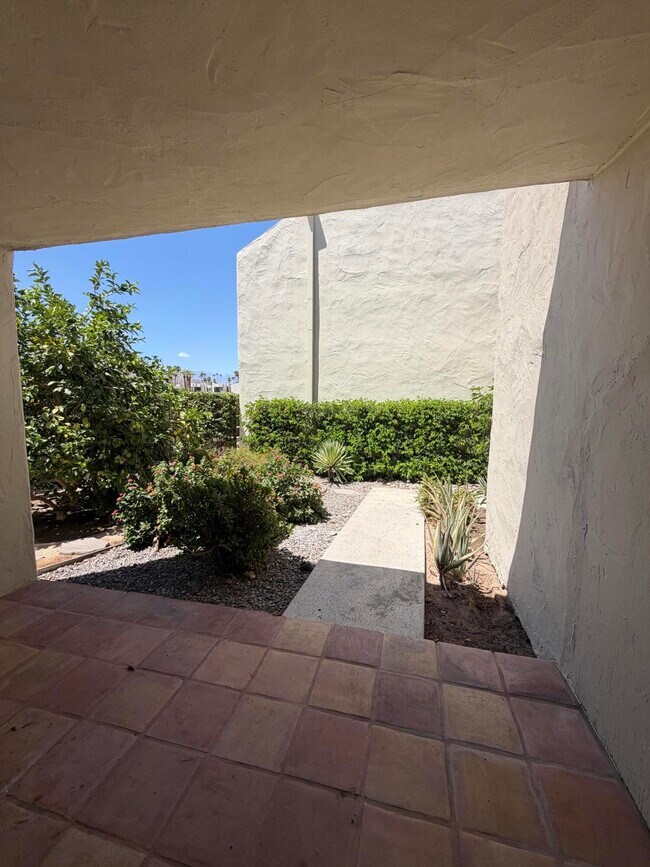 Building Photo - 1655 E Palm Canyon Dr
