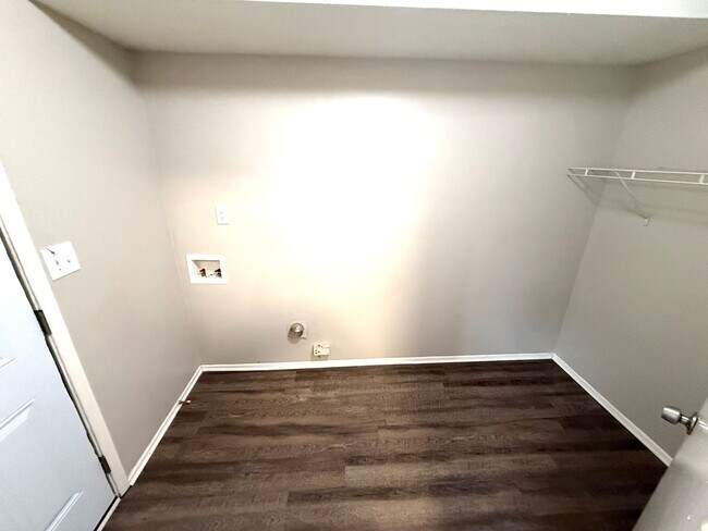 Building Photo - 5712 Roxboro Dr