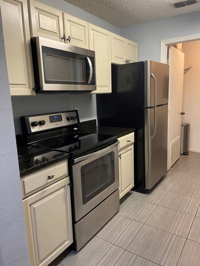 Building Photo - Beautiful Furnished 2/2 condo in Windsor Park