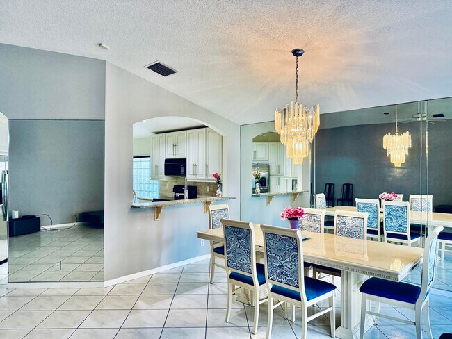 Building Photo - 10921 Royal Caribbean Cir