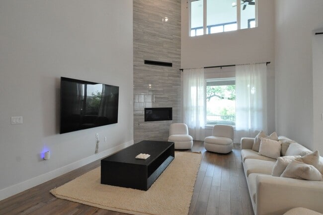 Building Photo - Gorgeous Home with Green Belt view!