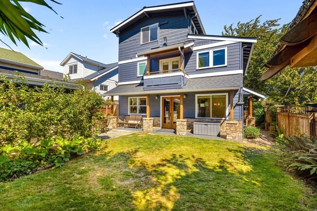 Building Photo - Charming Ravenna home with 5 bedrooms, 4 b...