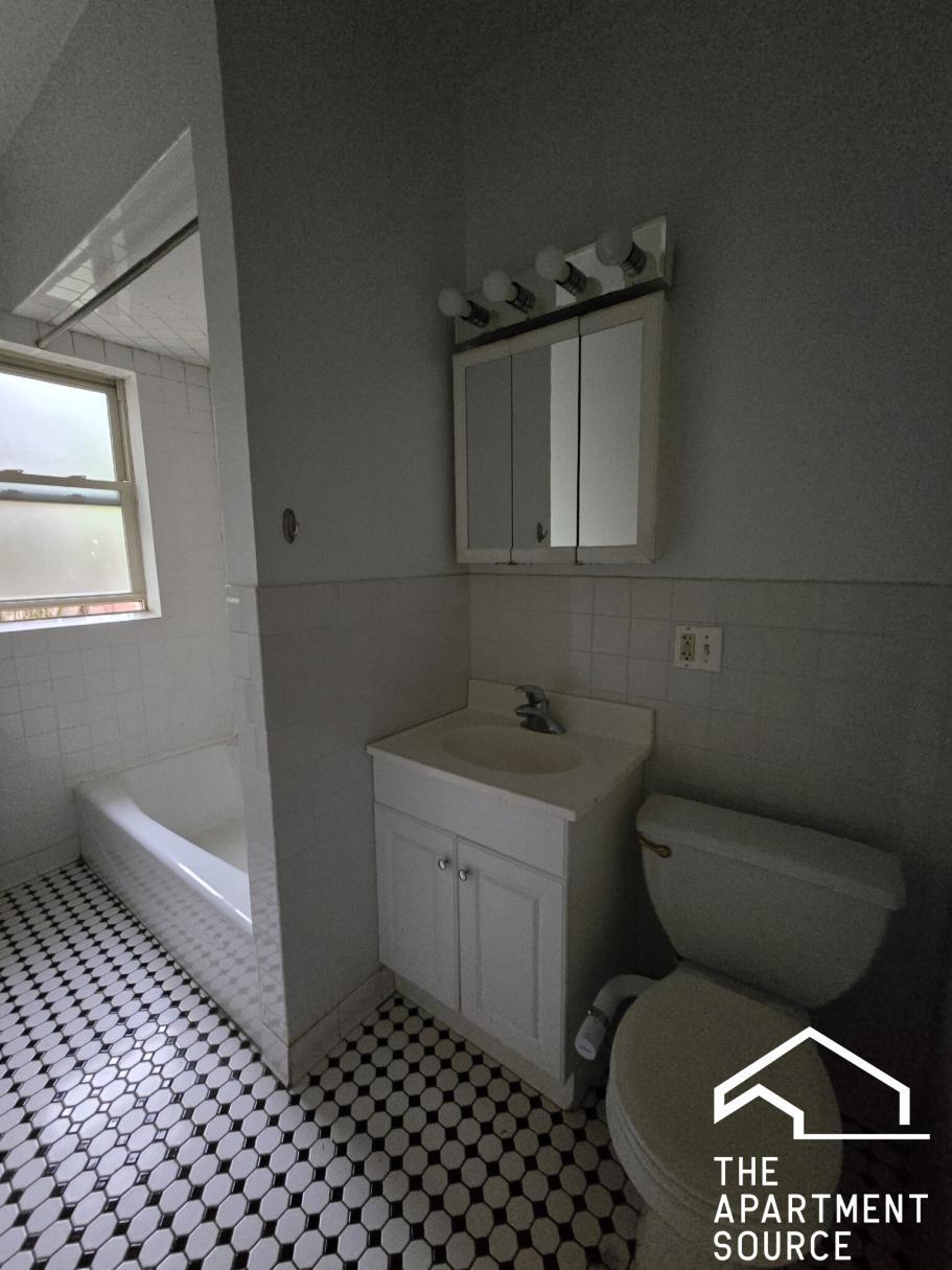 Building Photo - 828 Reba Pl