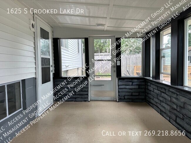 Building Photo - 1625 S Crooked Lake Dr