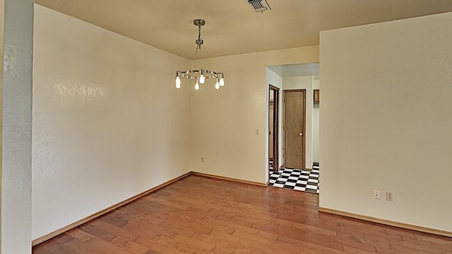 Building Photo - A Beautiful Spacious 3 Bedroom 2 Bathroom Home in Mustang Schools