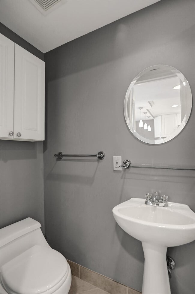 Building Photo - 620 Tennis Club Dr