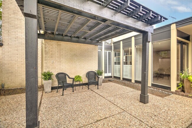 Building Photo - 147 Valley Dr