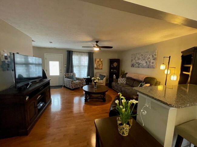 Building Photo - Stylish Townhome with 2 Suites, Hardwood F...