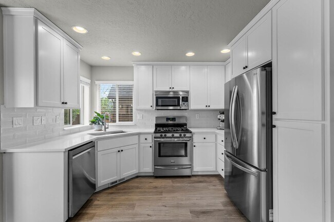 Building Photo - Beautiful SE Bend Home | Spacious Floorplan | Fenced Backyard | Near Parks & Trails