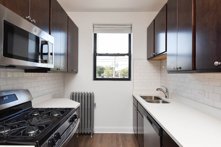 Building Photo - 2418 N Sawyer Ave