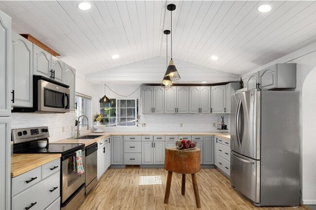 Building Photo - Spectacular Views Close to I-90!