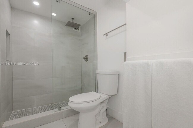 Building Photo - 2301 Collins Ave