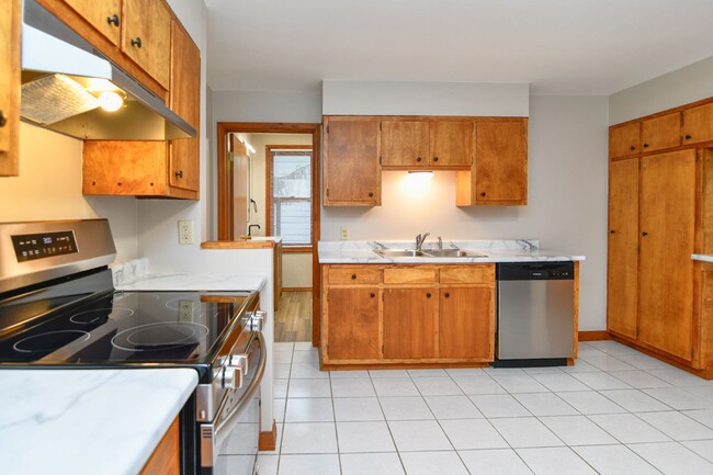 Building Photo - 2 Bed 1 Bath Lower - ALL UTILITIES INCLUDE...