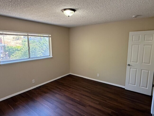 Building Photo - 3-Bedroom Rodeo Home with Brand New Kitchen!