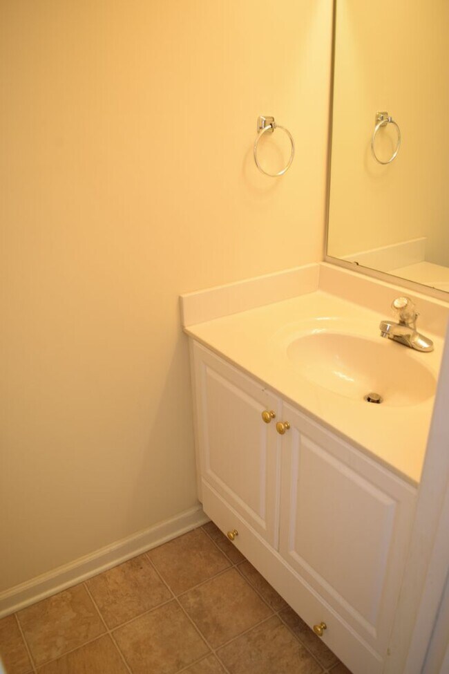 Building Photo - $1,150 | 2BR/1.5BA End Unit Townhouse – Sp...