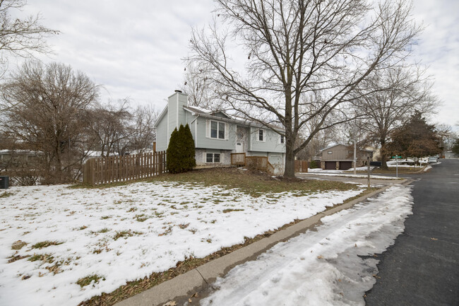 Building Photo - 101 W Alhambra Dr