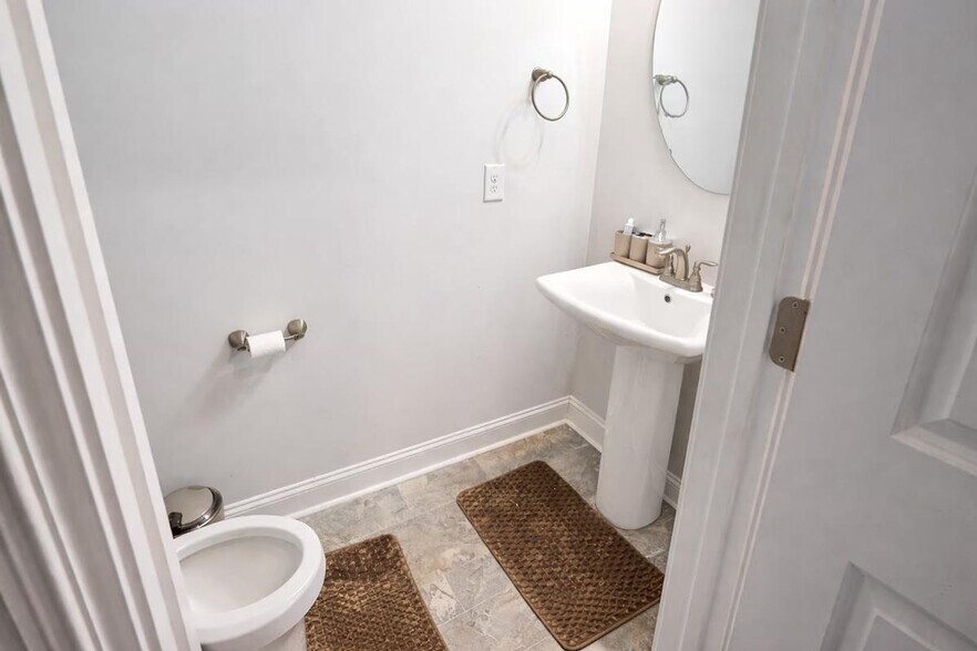 Building Photo - 182 Hillmont Dr