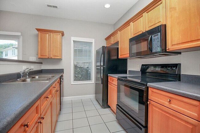 Building Photo - Charming 3BD/2.5BA Home in Crosswinds Community!