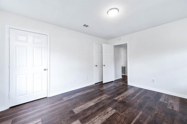 Building Photo - 5711 Lyndhurst Dr