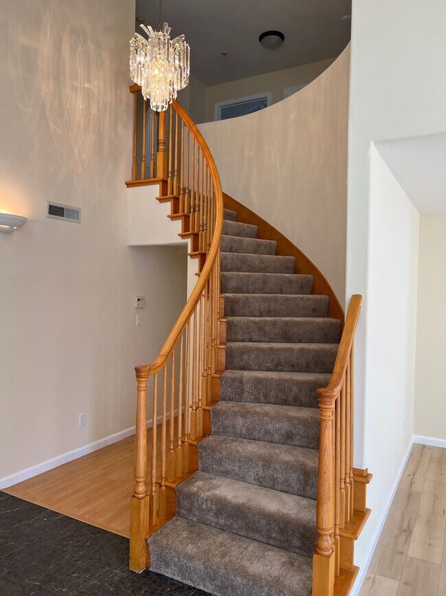 Building Photo - CAMPBELL - Executive 5 bedroom home in a desirable neighborhood