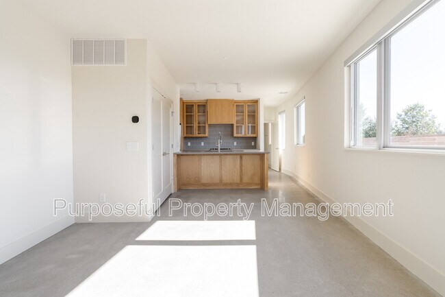 Building Photo - 934 Hangar Dr