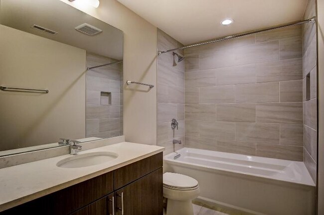 Building Photo - 2518 W Addison St