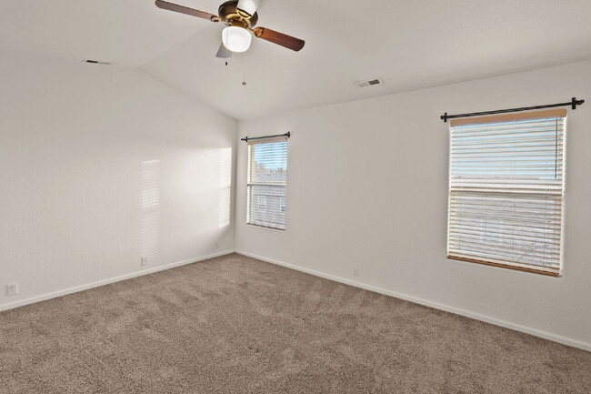 Building Photo - Well maintained pet friendly townhome, close to downtown.