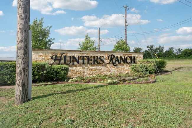 Building Photo - Price Improvement! This 4 bed, 2.5 bath ho...