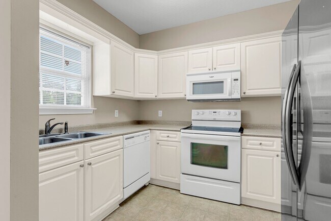 Building Photo - 13 Cypress Ln