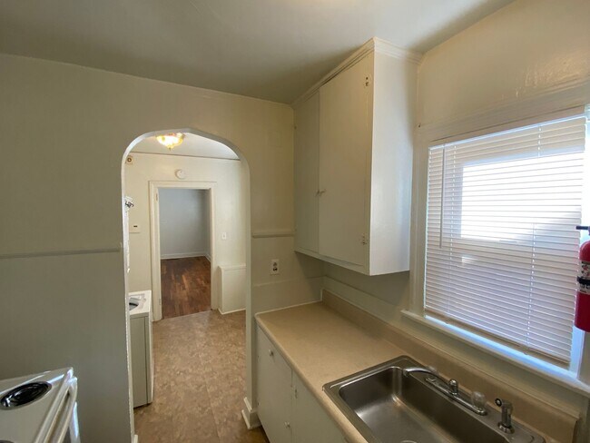 Building Photo - Adorable 1 Bedroom Duplex in Old West Durh...