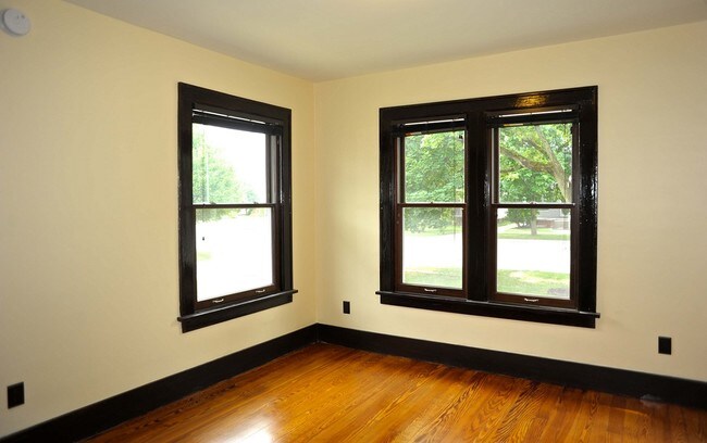 Building Photo - 1213 Lake Michigan Dr NW