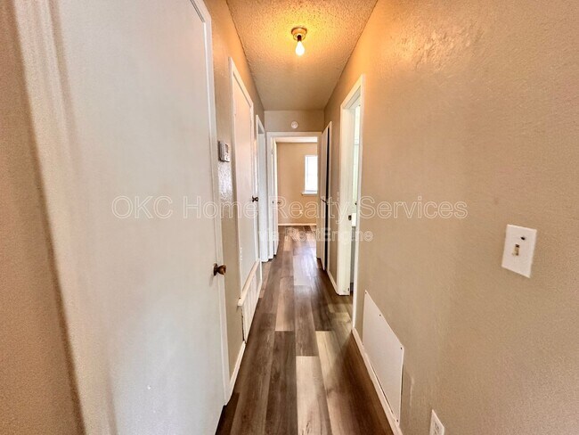 Building Photo - 109 SE 42nd St