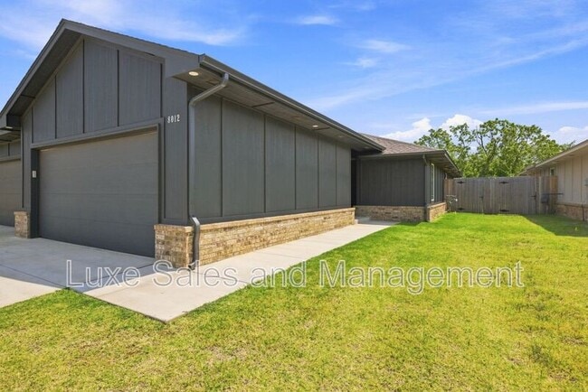 Building Photo - 8012 NW 110th Dr
