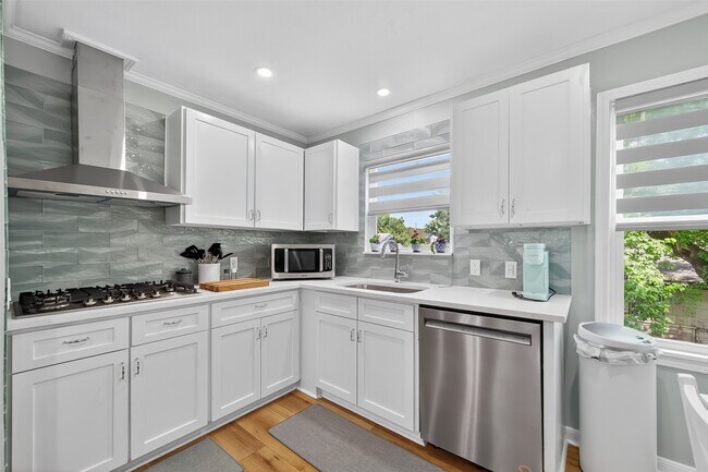 Building Photo - 407 Fairbanks St