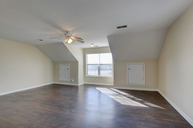 Building Photo - 3 bed 2 bath in the heart of St. B.  Fresh Paint.  Clean and Ready for You.