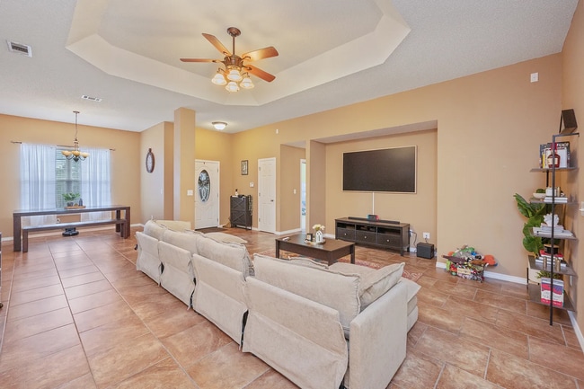 Building Photo - 4 Bedroom 2 bathroom