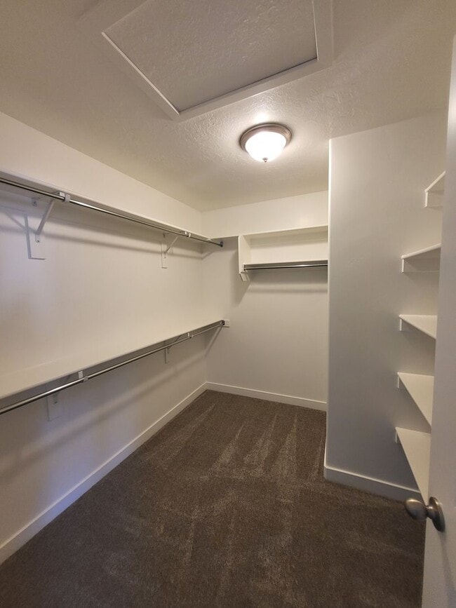 Building Photo - 3 Bedroom Townhome