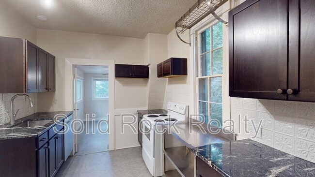 Building Photo - 511 E Platte Ave